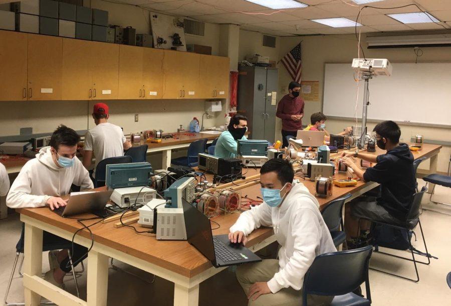 Students in their Physics 241 Lab working on their lab assignments on Oct. 29, 2020. Courtesy: Cynthia Bujanda