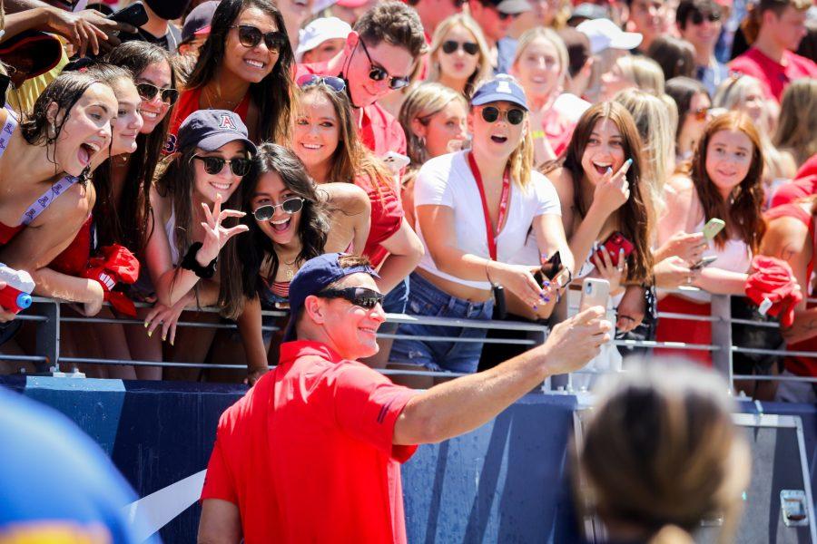 Gronkowski+takes+photos+with+fans+at+the+Spring+Game+on+Saturday%2C+April+24+in+Tucson%2C+Ariz.+Gronkowski%26%238217%3Bs+team+defeated+Bruschi%26%238217%3Bs+team+17-13.%0A