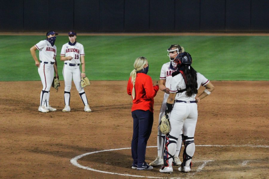Assistant+coach+Taryne+Mowatt-McKinney+talks+with+pitcher+Alyssa+Denham+and+catcher+Dejah+Mulipola.+The+Wildcats+competed+against+New+Mexico+State+in+Tucson%2C+Ariz.%2C+on+Friday%2C+April+9.