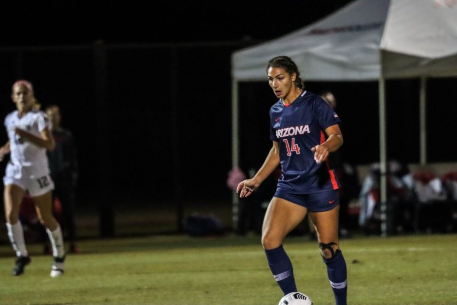 Jill+Aguilera+%2814%29%2C+a+senior+on+the+Arizona+soccer+team%2C+dribbles+up+the+field+after+receiving+a+pass+from+a+teammate+at+Mulcahy+Soccer+Stadium+on+Oct.+15.+The+Wildcats+went+on+to+lose+the+game+1-4.
