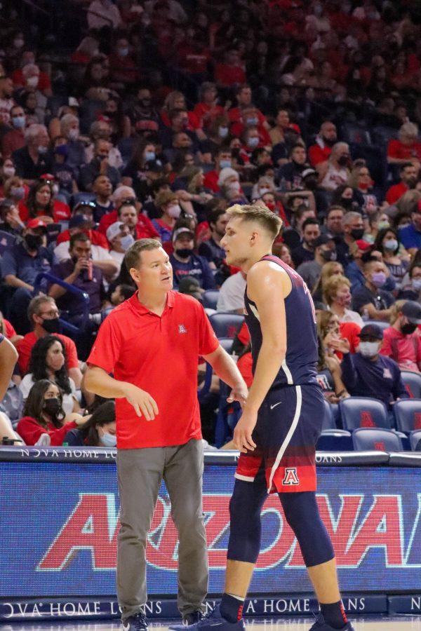 New+head+coach+Tommy+Lloyd+talks+to+Azuolas+Tubelis%2C+a+Sophomore+on+the+University+of+Arizona+Mens+Basketball+team%2C+on+how+to+improve+after+a+timeout+is+called+in+the+Red-Blue+game+on+Oct.+2+at+the+Mckale+Center.+The+blue+team+went+on+to+win+the+game.