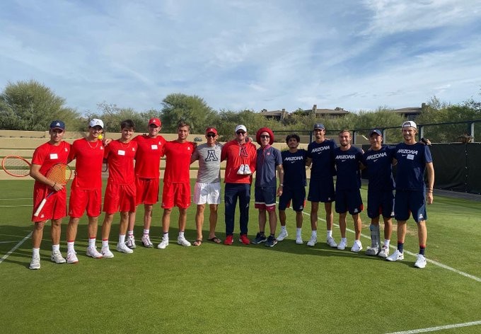 The 2021-22 Arizona men's tennis team at a fundraiser event in November 2021 with alums Henrik Wagner and James "El Rey" Rey.