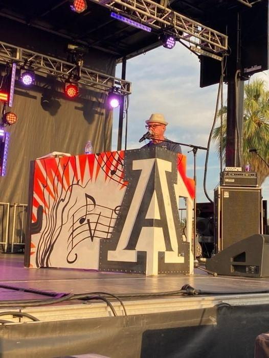 Phil+Vassar+performing+on+a+piano+designed+by+a+local+artist+at+the+UA+tailgate+concert+last+year.+%28Courtesy+of+Phil+Vassar.%29