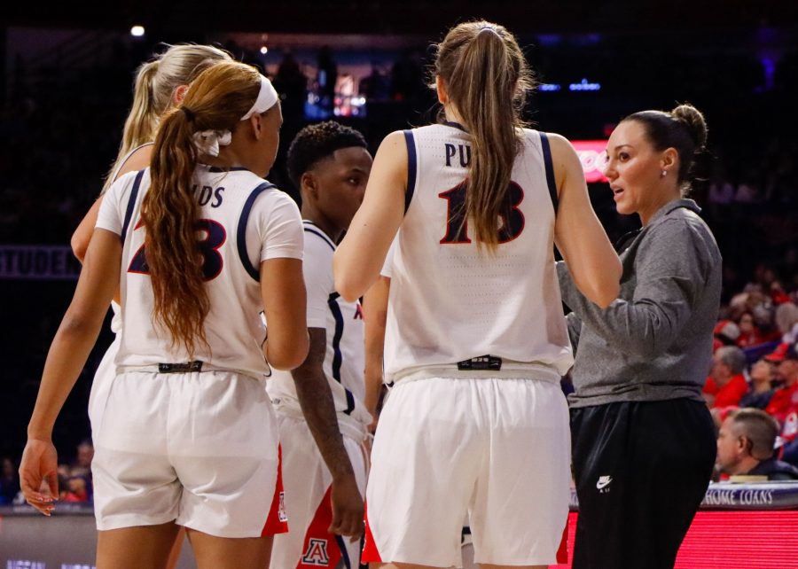 Arizona womens basketball team huddles during a divisional game agianst Washington state University on Jan. 29 in McKale Center