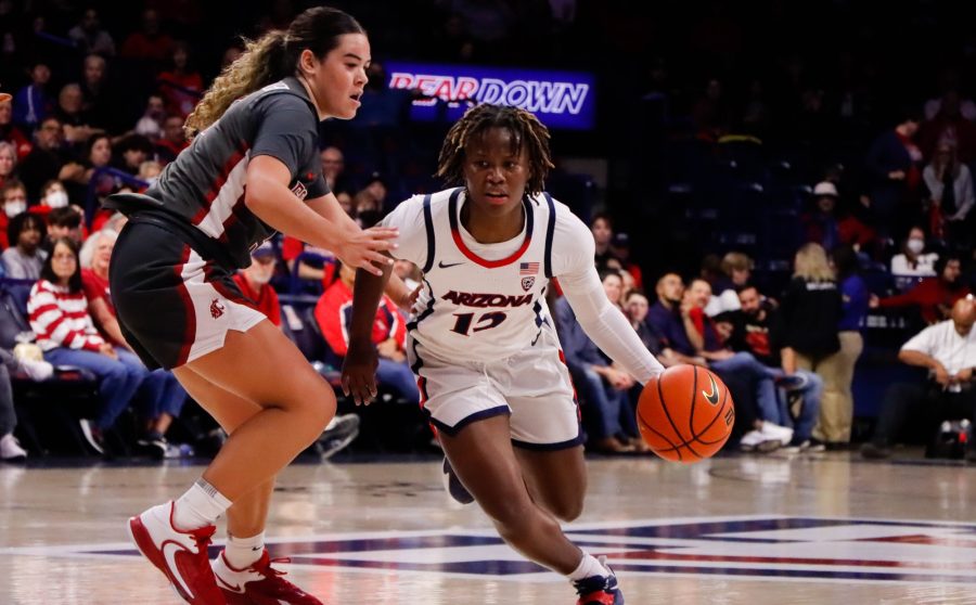 Kailyn+Gilbert%2C+a+guard+on+the+Arizona+womens+basketball+team%2C+dribbles+down+the+court+on+Jan.+29+in+McKale+Center.+The+Wildcats+would+lose+the+divisional+game+against+Washington+State+University+59-70.