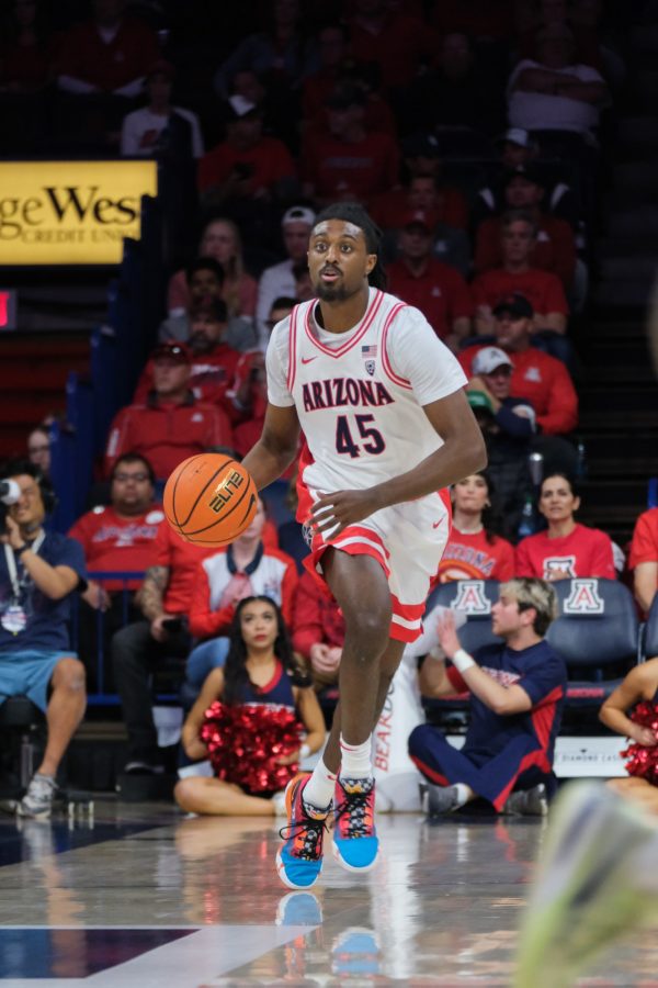Wildcats player Cedric Henderson Jr. (45) dribbled down the court on Feb. 2 at McKale Memorial Center. The Wildcats beat Oregon 76-91. 