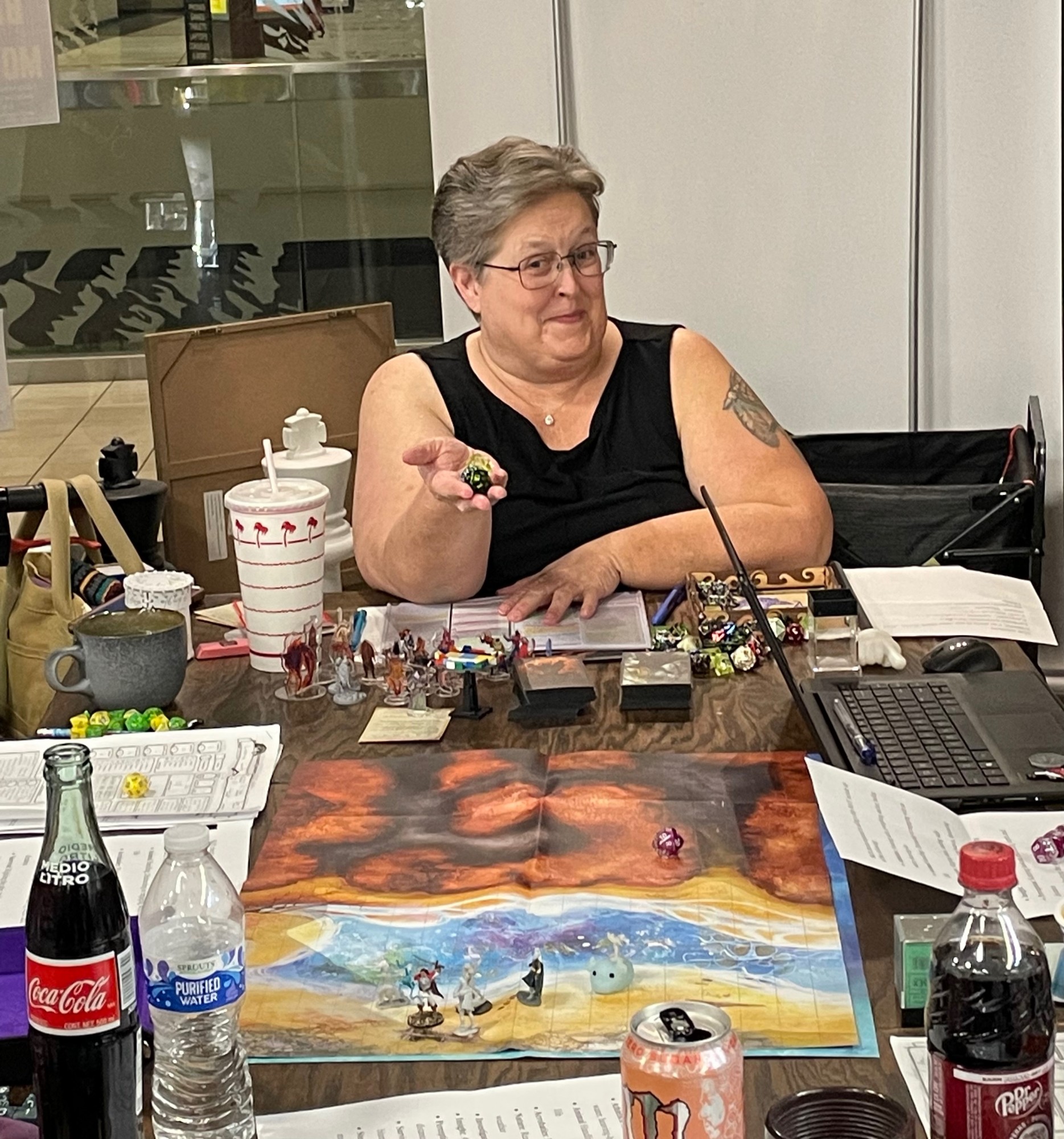Dana Busenbark rolling her dice to advance the quest while playing Dungeons & Dragons on March 18, 2022. (Photo by Joseph Flores, El Inde Arizona)