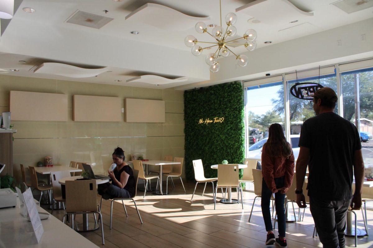 Customers enjoy their boba and wait for their orders at the Campbell Avenue Ni Hao Tea location on Nov. 20. The inside has board games and is a great place to study.