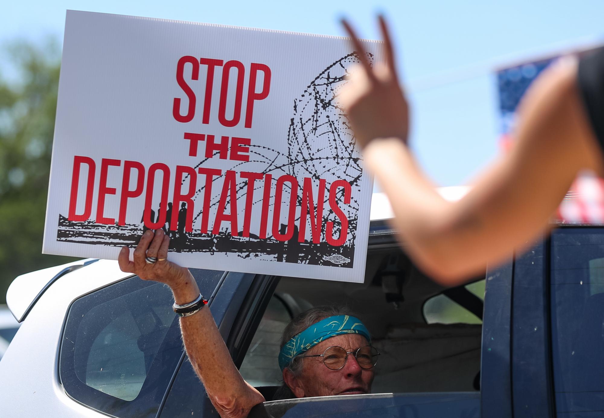 Tucsonans gather for national “No Kings Day” Protest – The Daily Wildcat